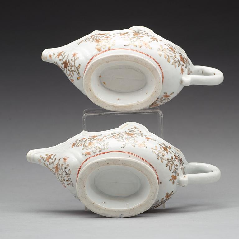 A pair of 'rouge de fer' sauce boats, Qing dynasty, Qianlong (1736-95).