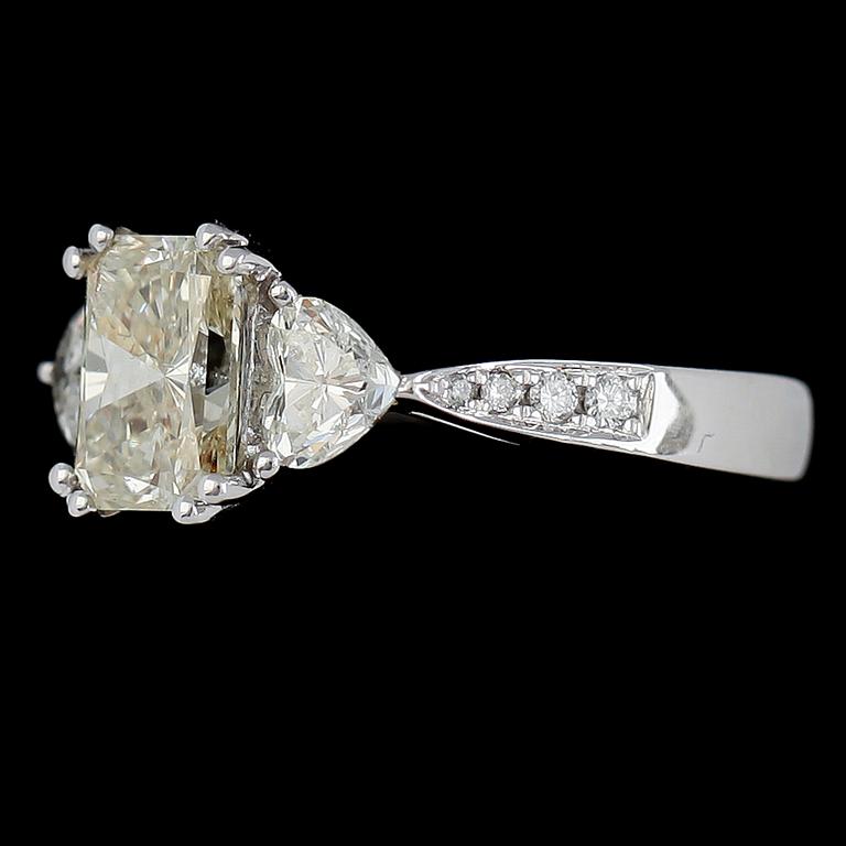 RING, 18K vitguld, radiant cut diamant 1.52 ct. Briljant- och hjärtslipade diamanter tot ca 0.67 ct.