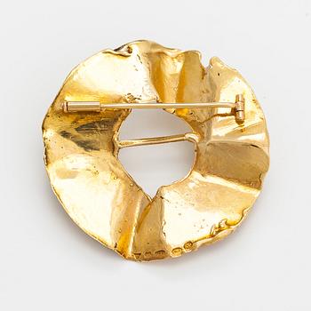 Lotta Orkomies, An 18K gold brooch. Tillander, Helsinki 1969.