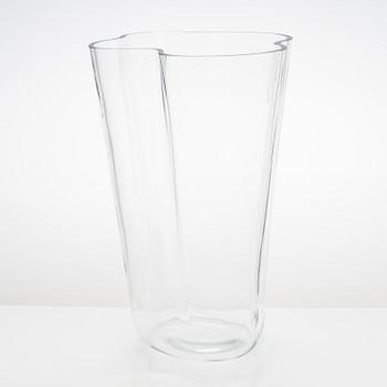 Alvar Aalto, a 1980s '3032' vase for Iittala.