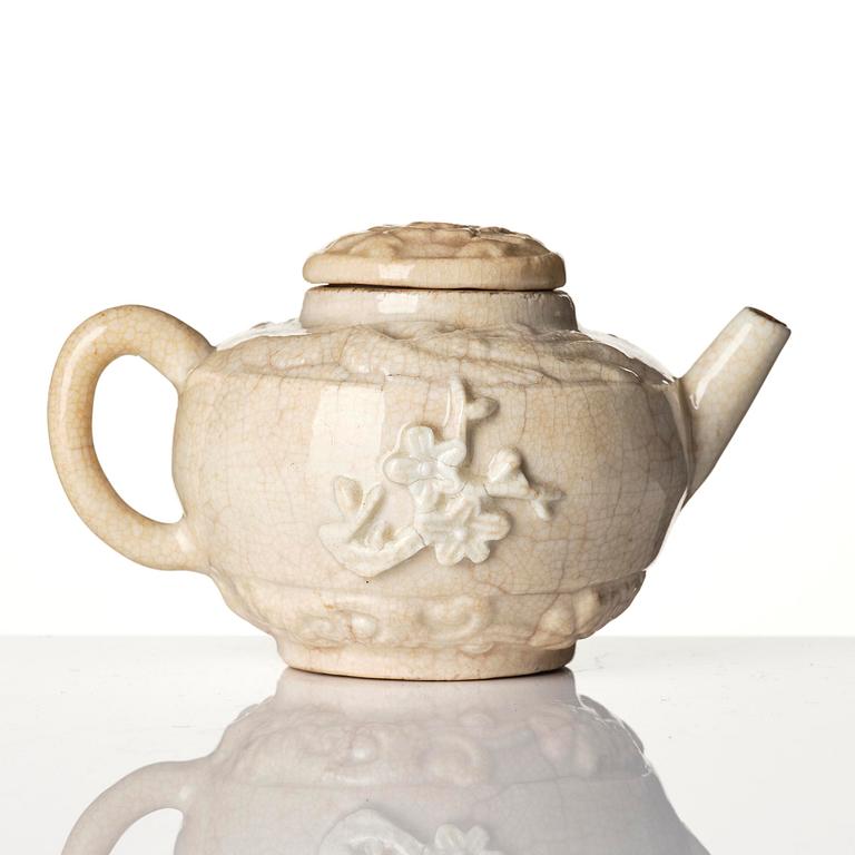 Skålar två stycken, vitglaserade samt kanna med lock, keramik, 1600-/1700-tal.