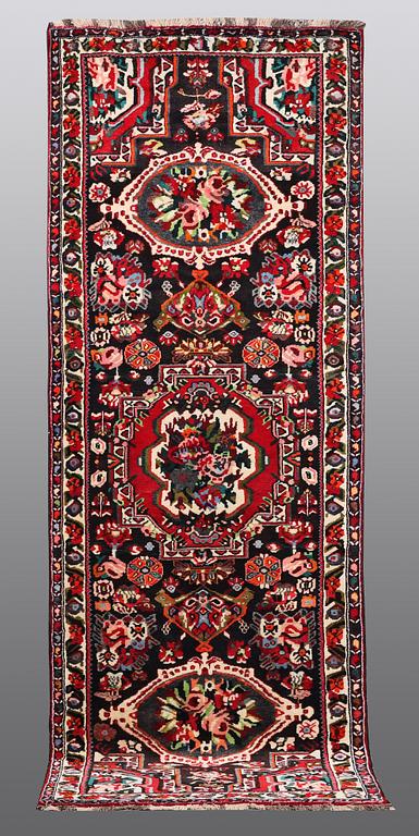 A RUNNER, Bakhtiari, ca 318 x 123 cm.
