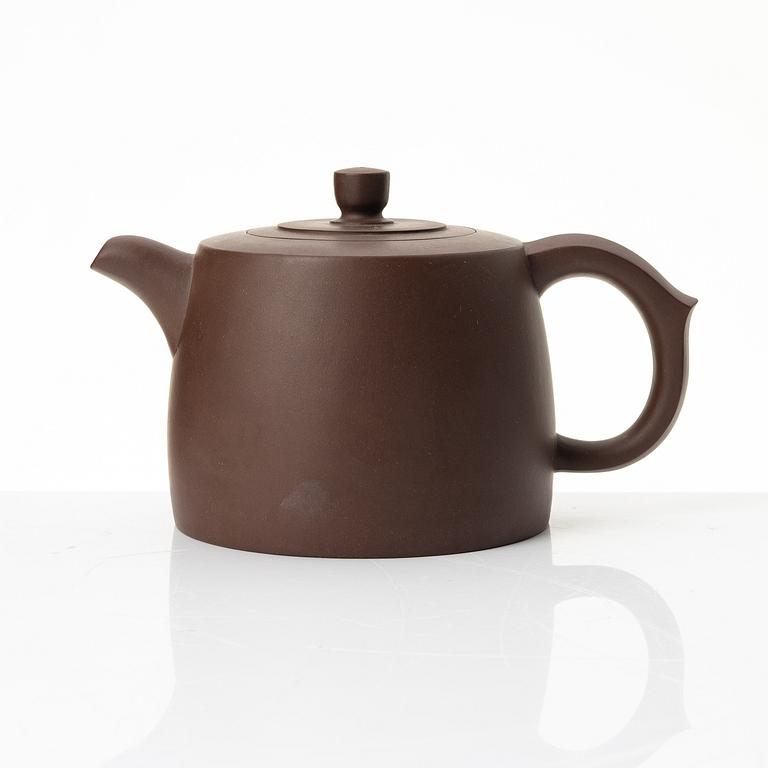 Zhou Guizhen, A yixing teapot, 1980s.