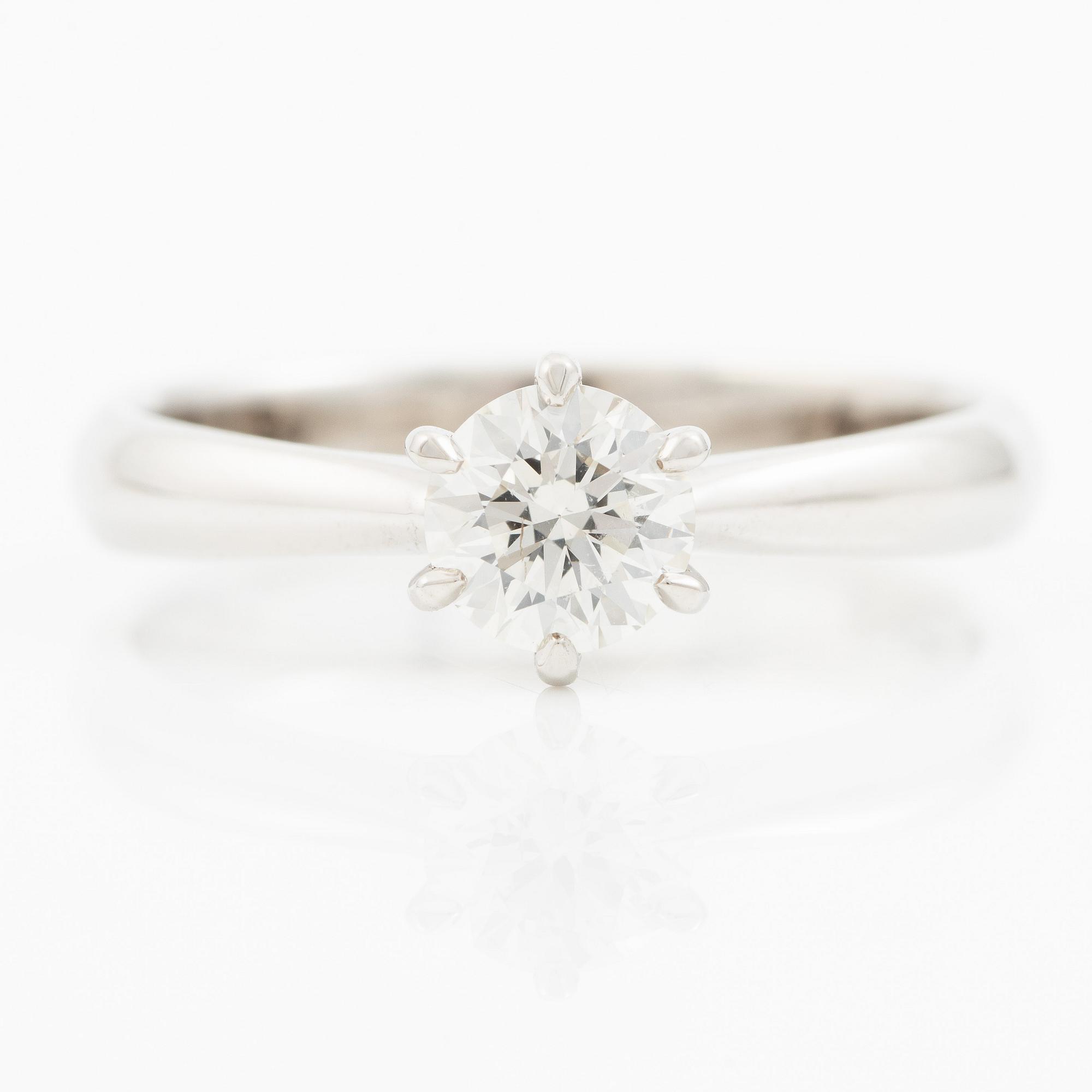 Ring 18K vitguld med briljantslipad diamant, medföljande IGI report.