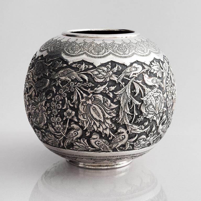 Vas, silver, Persien, 1900-talets första hälft.