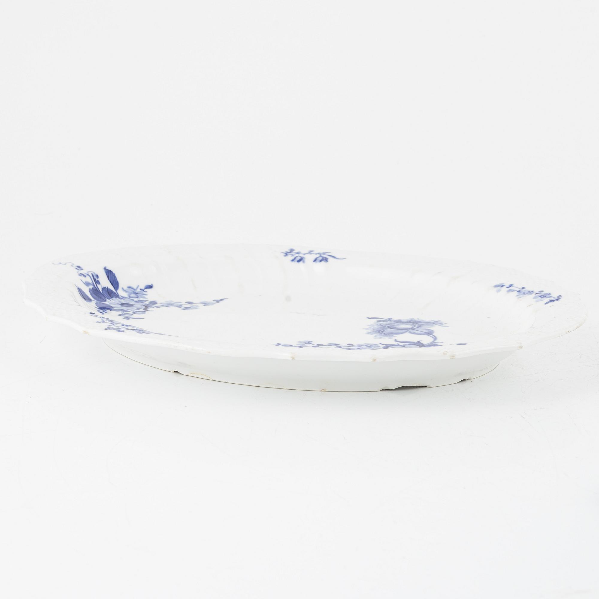 Crèmekoppar 12 st, samt fem fat, "Blå blomst", porslin, Royal Copenhagen, Danmark.