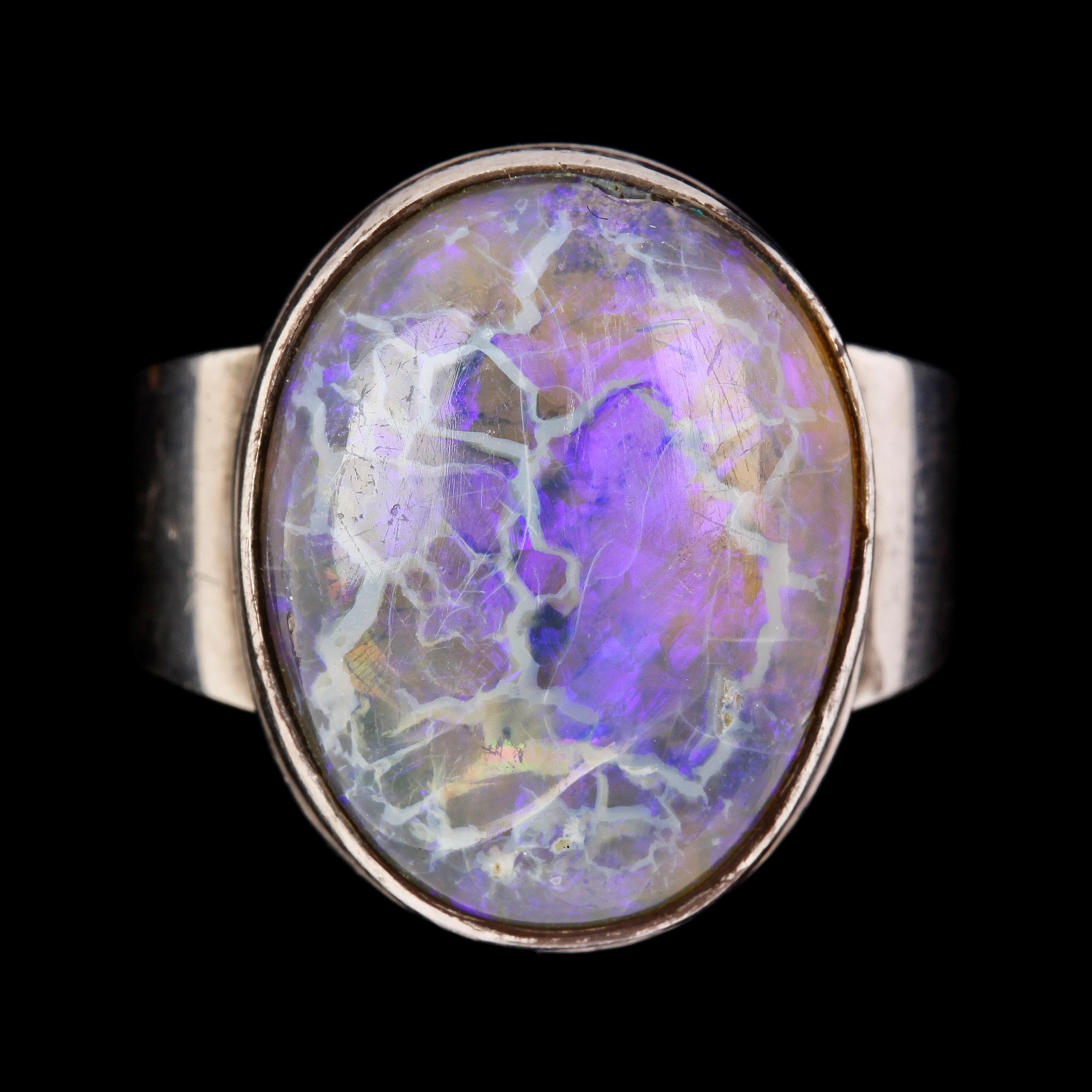 RING, silver med cabochonslipad opal. Vikt 9 g.