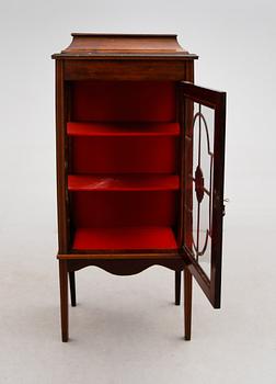 VITRINSKÅP, England, 1900-talets första hälft.