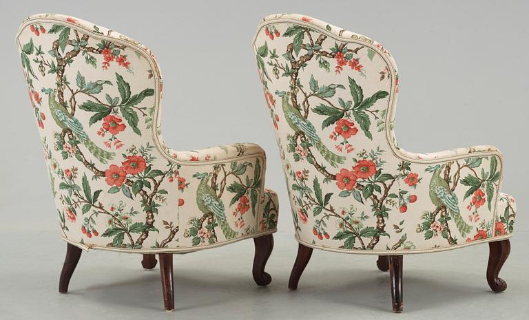 FÅTÖLJER, ett par, så kallade Emma-fåtöljer, 1800-talets slut.