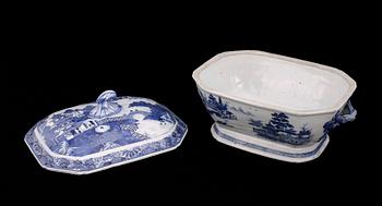 TERRIN, porslin, Jiaqing, Kina omkring år 1800.