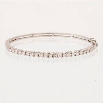 An 18K white gold bracelet set with round brilliant-cut diamonds.