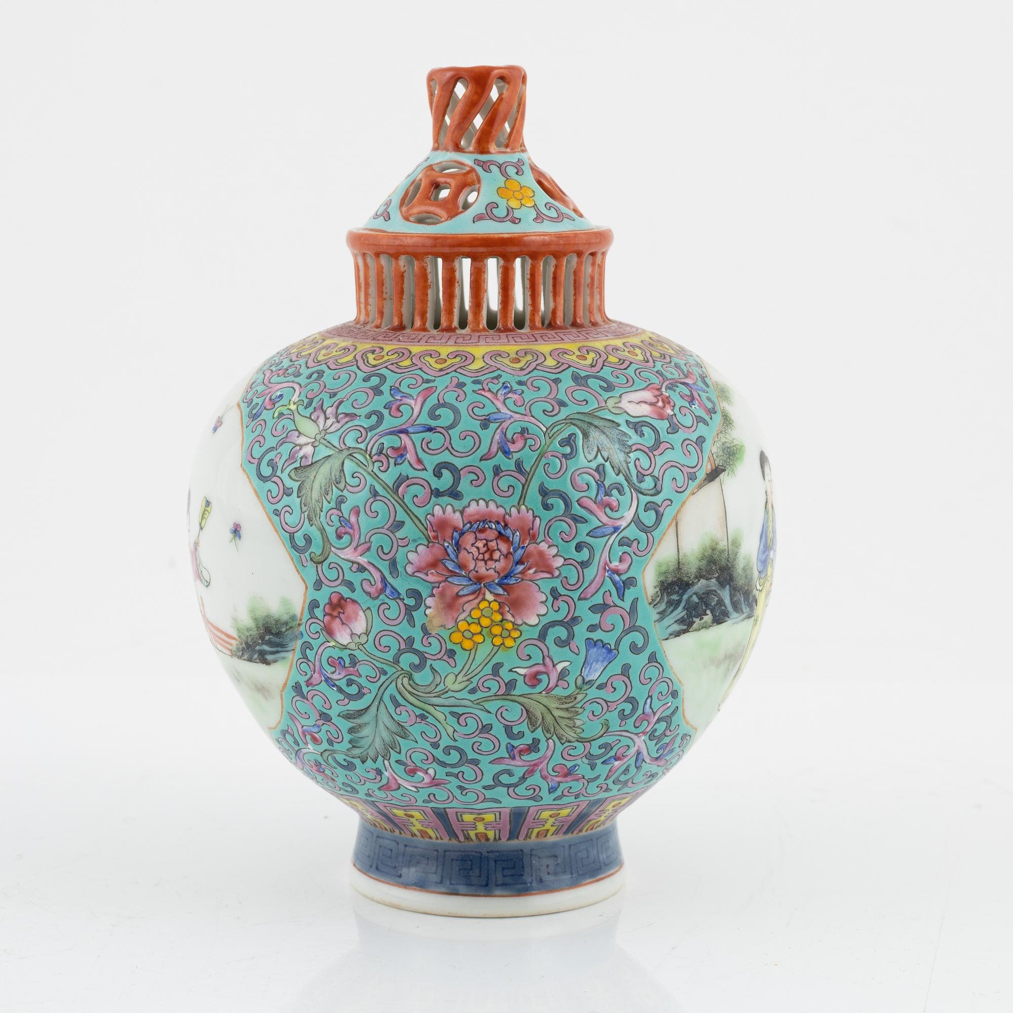 A Chinese jar with cover, 20th Century.