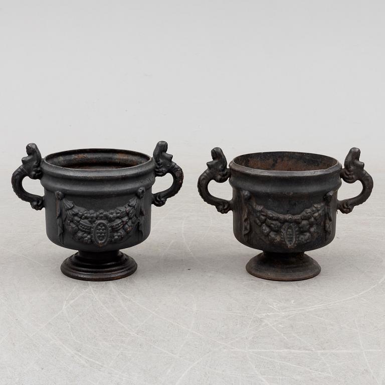 TRÄDGÅRDSURNOR, ett par, gjutjärn, Stafsjö bruk, 1900-tal.