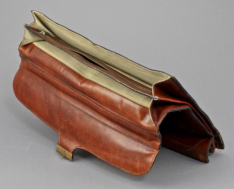 PORTFÖLJ, Etienne Aiger, 1900-talets fjärde kvartal.