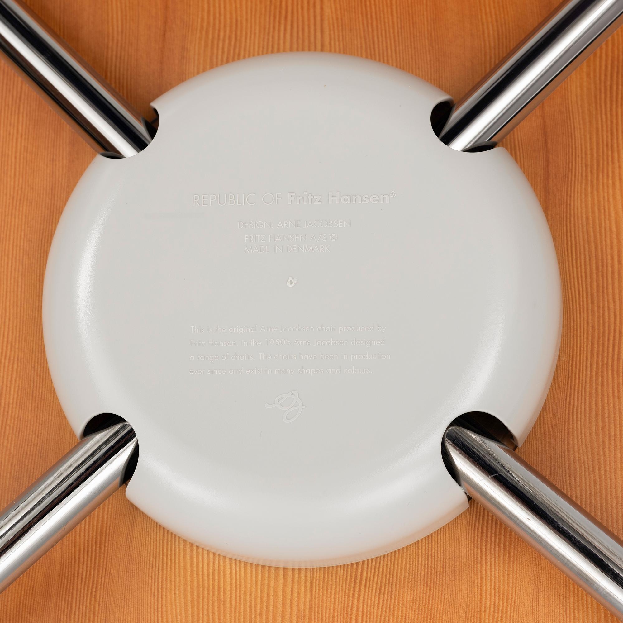 Arne Jacobsen, stolar, ett par, "Sjuan", Fritz Hansen, Danmark 2015.