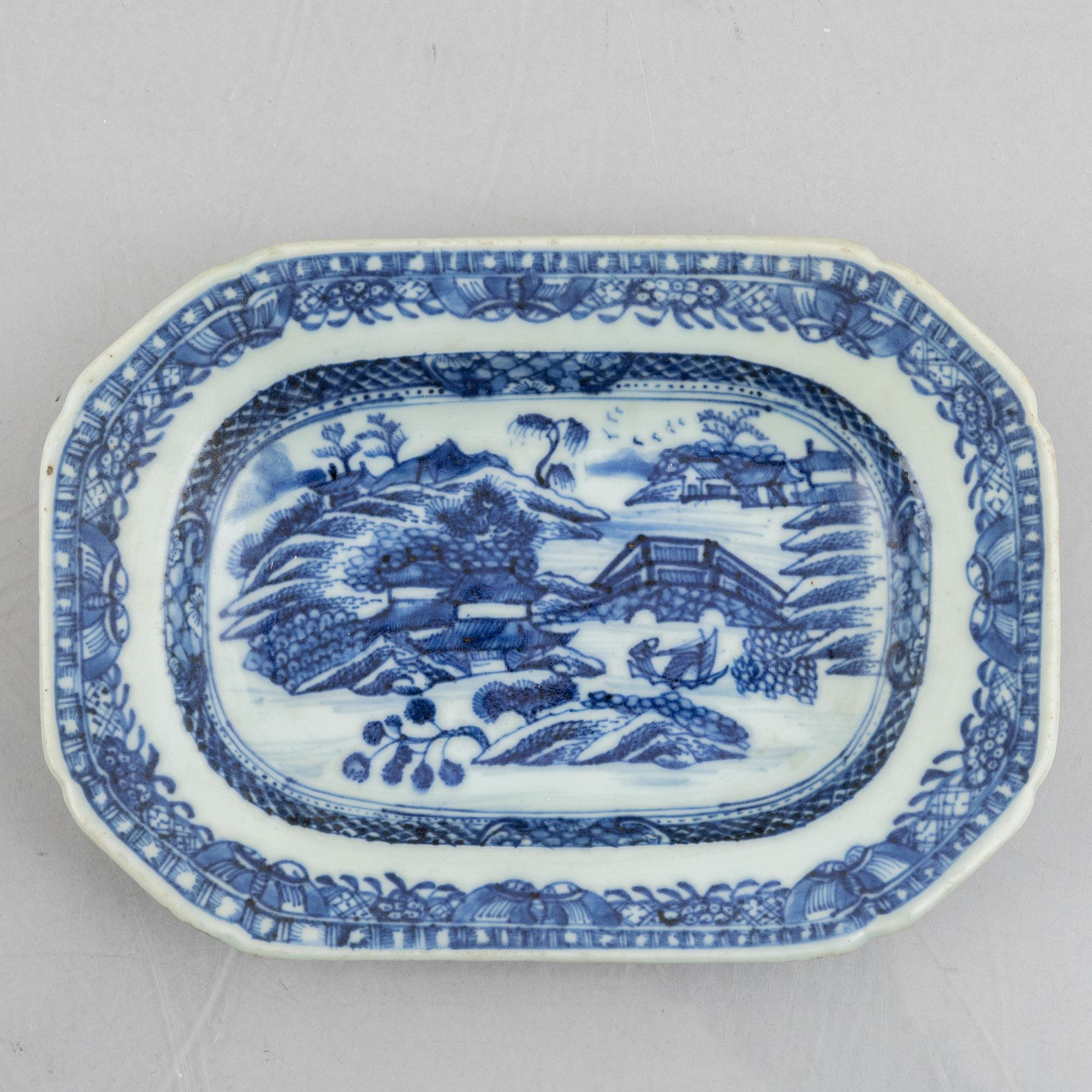 Stekfat, 2 st, samt smörterrin med lock och fat, kompaniporslin, Kina, Qianlong (1736-95).