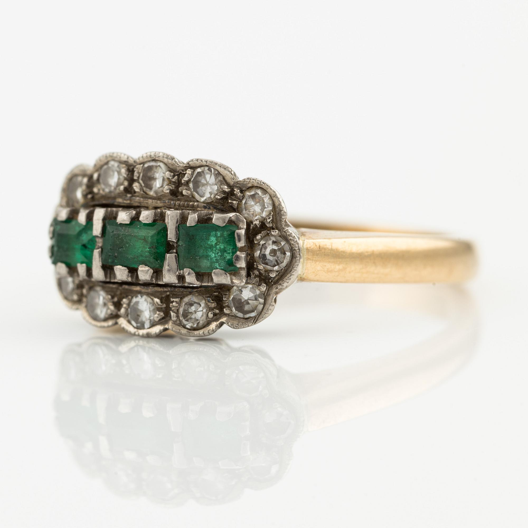 Ring, 18K guld med smaragder och åttkantslipade diamanter.