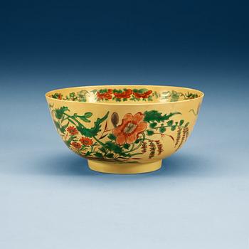 1420. A famille verte bowl on yellow ground, Qing dynasty, Kangxi (1662-1722).
