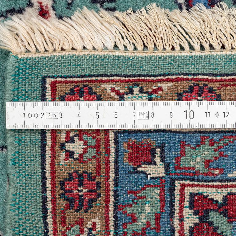 Matta, Oriental ca 285 x 185 cm.