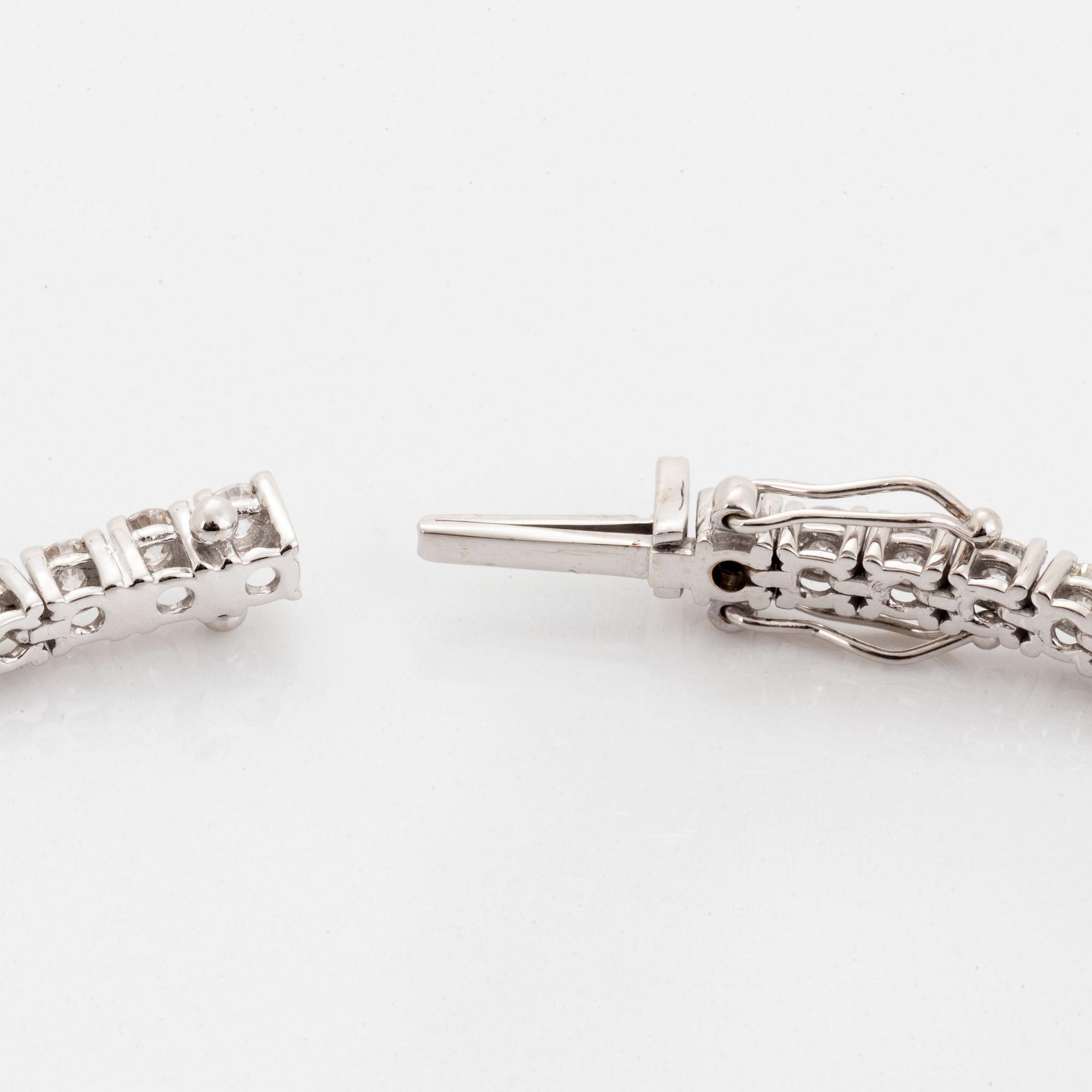 Brilliant-cut diamond tennis bracelet, with report HRD.