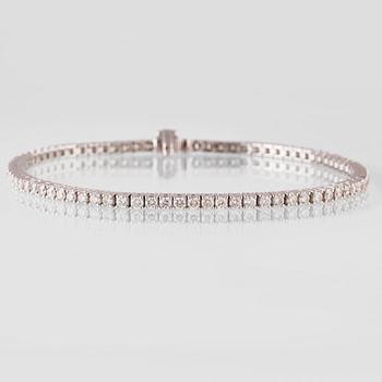 ARMBAND, 18K vitguld med 80 briljantslipade diamanter 2.81 ct. Vikt 11,6 gram.