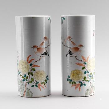 PENSELVASER, 1 par, porslin, Kina, 1900-tal.