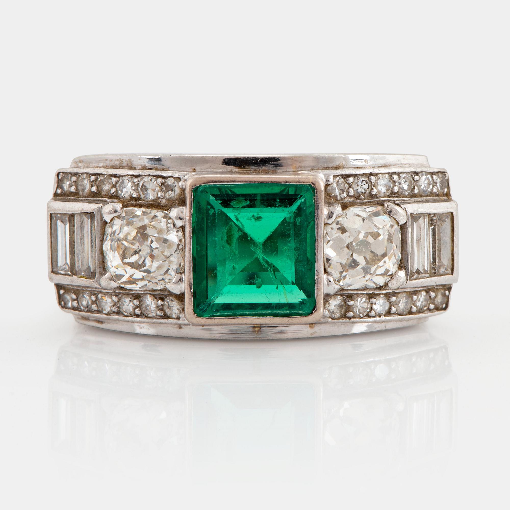 WA Bolin ring 18K vitguld med en fasettslipad smaragd samt gammal-, åttkant- och baguetteslipade diamanter.