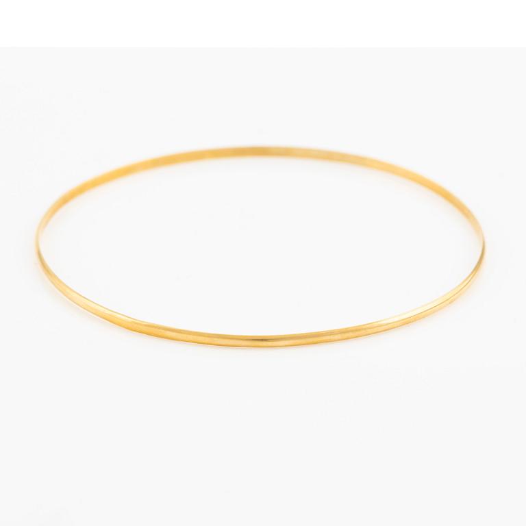 18K gold bracelet.