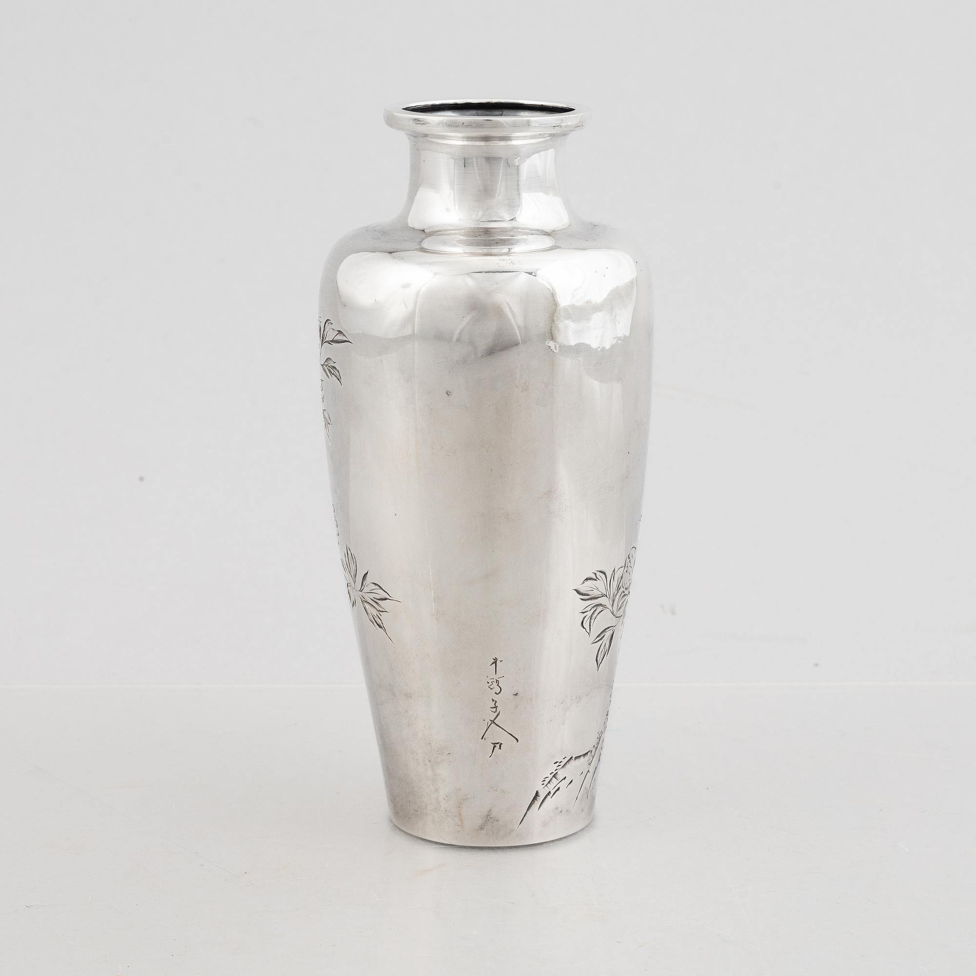 Vas, silver, signerad, Japan, 1900-tal. Vikt 160 g.