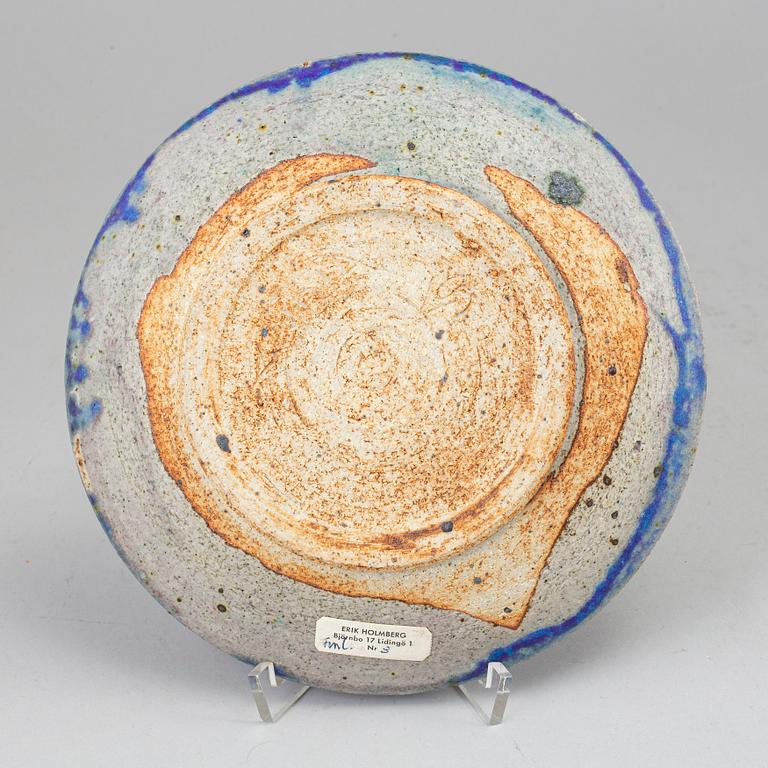 KYLLIKKI SALMENHAARA, a stoneware plate, signed, Arabia, Finland.