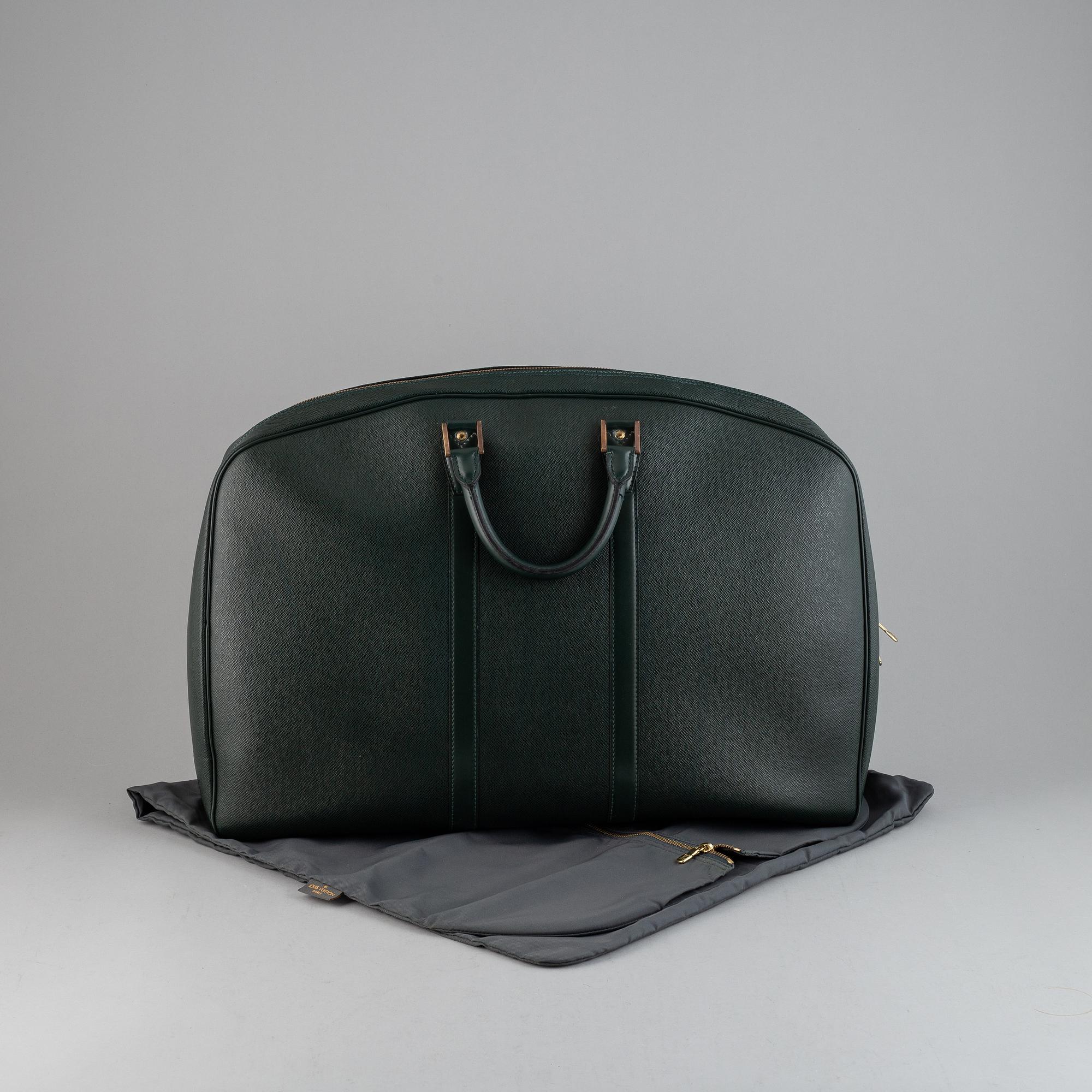 LOUIS VUITTON, 'Helanga' weekendbag with garment cover.