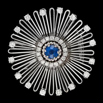 1196. A blue sapphire, brilliant- and eight-cut diamond brooch. Diamonds ca 1.40 ct.