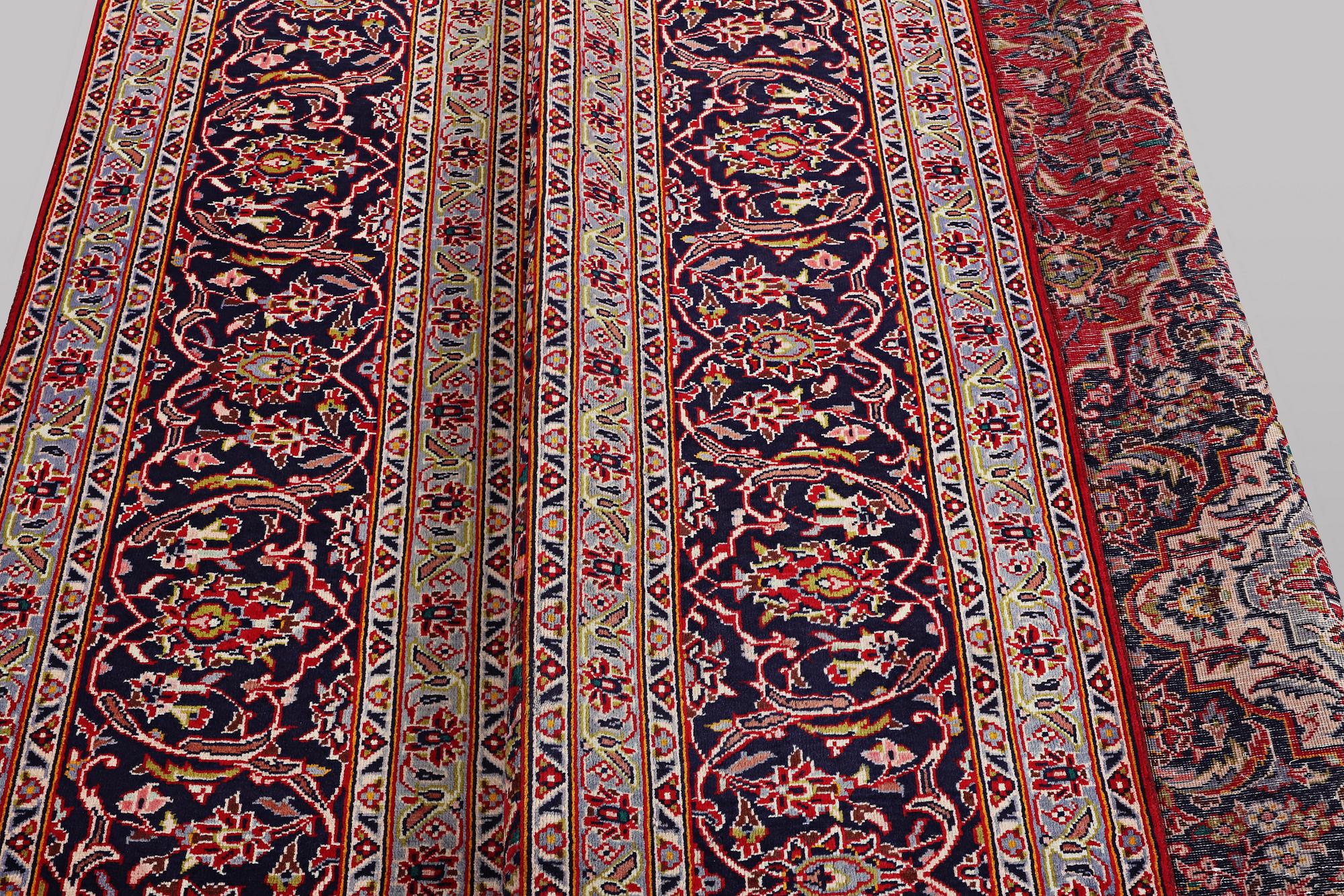 A carpet, Kashan, ca 397 x 295 cm.