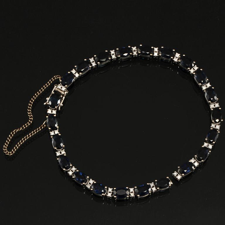 ARMLÄNK, 18k vitguld med 22 fasettslipde blå safirer samt 44 briljantslipade diamanter, 1900-talets slut. Vikt 14 g.