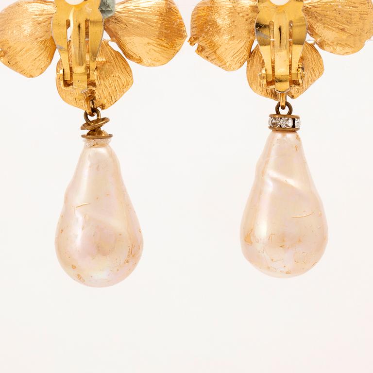 Yves Saint Laurent örhängen ett par.