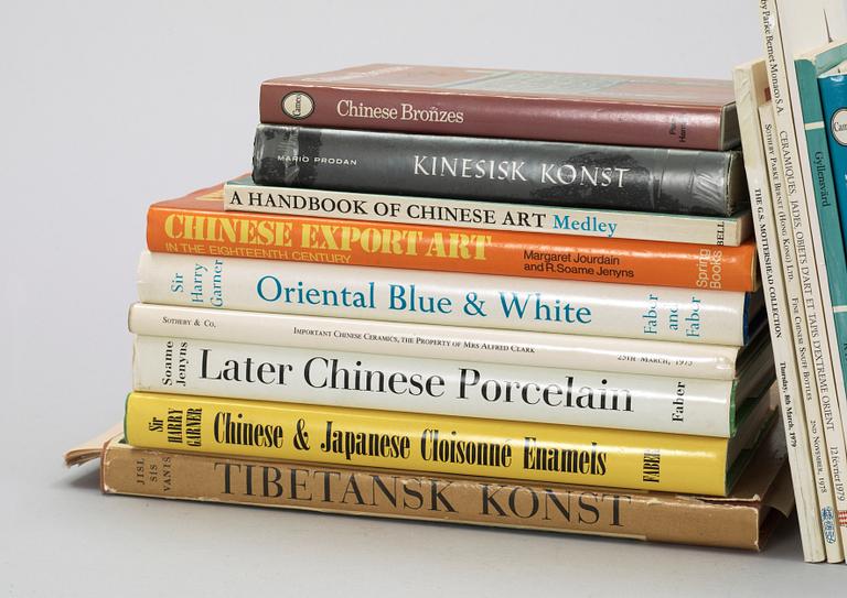 BOKPARTI OM KINESISKT KONSTHANTVERK, 14 vol+4 häften, bla "Oriental blue & white" av Harry Garner, London 1970.
