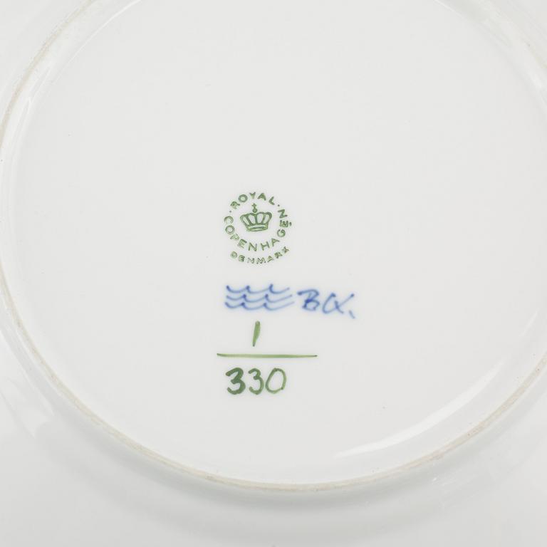 76 pieces of porcelain tableware from Royal Copenhagen in Denmark, model "Musselmalet", second half of the 20th century.