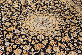 A Kashan carpet, a. 405 x 290 cm.