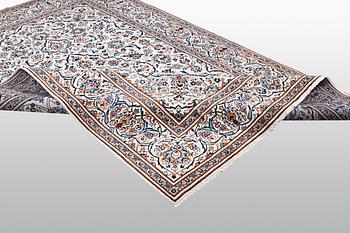 A carpet, Kashan, ca 296 x 192 cm.