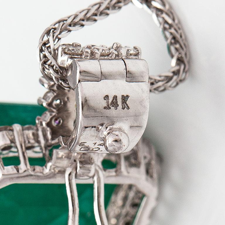 Halsband, 14K vitguld, smaragd ca 14.65 ct och diamanter ca 0.76 ct tot enligt IGI-certfikat.