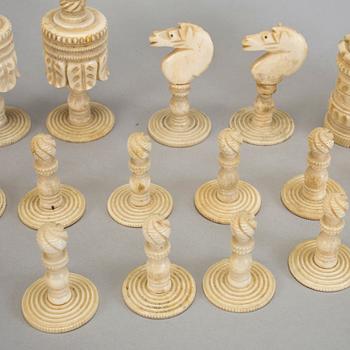 A Barleycorn chess set, 32 pieces.