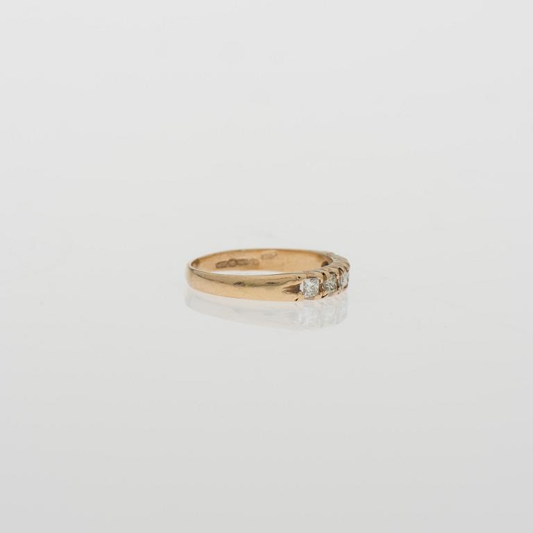 RING, prinsesslipade diamanter, 14K guld. Finska kontrollstämplar 1992.