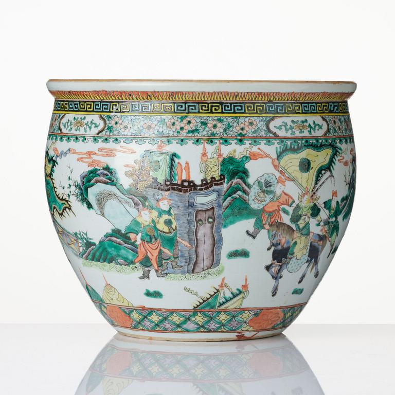 A large famille verte fish basin, Qing dynasty, 19th century.