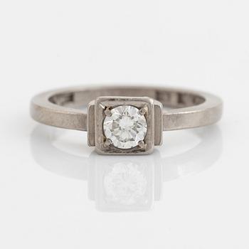 An 18K white gold Wiwen Nilsson ring set with a round brilliant-cut diamond.