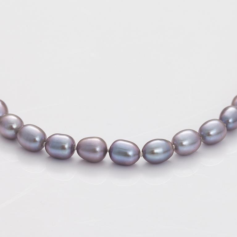 A pearl collier with cultured pearls and a 14K gold clasp.