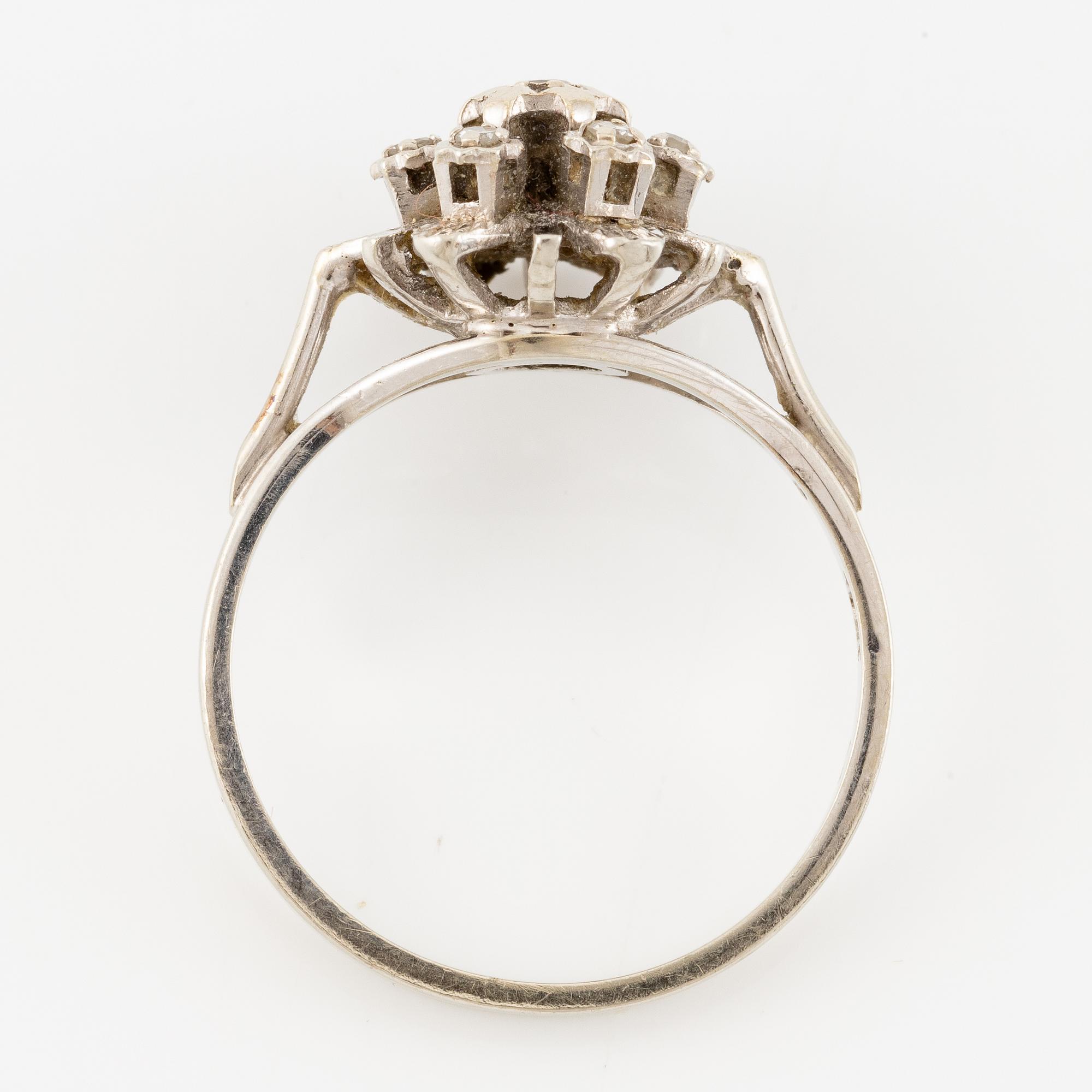 Ring, 18K vitguld med åttkantslipade diamanter.