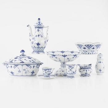 Servisdelar, 19 delar, "Musselmalet" helblonde, Royal Copenhagen, Danmark.