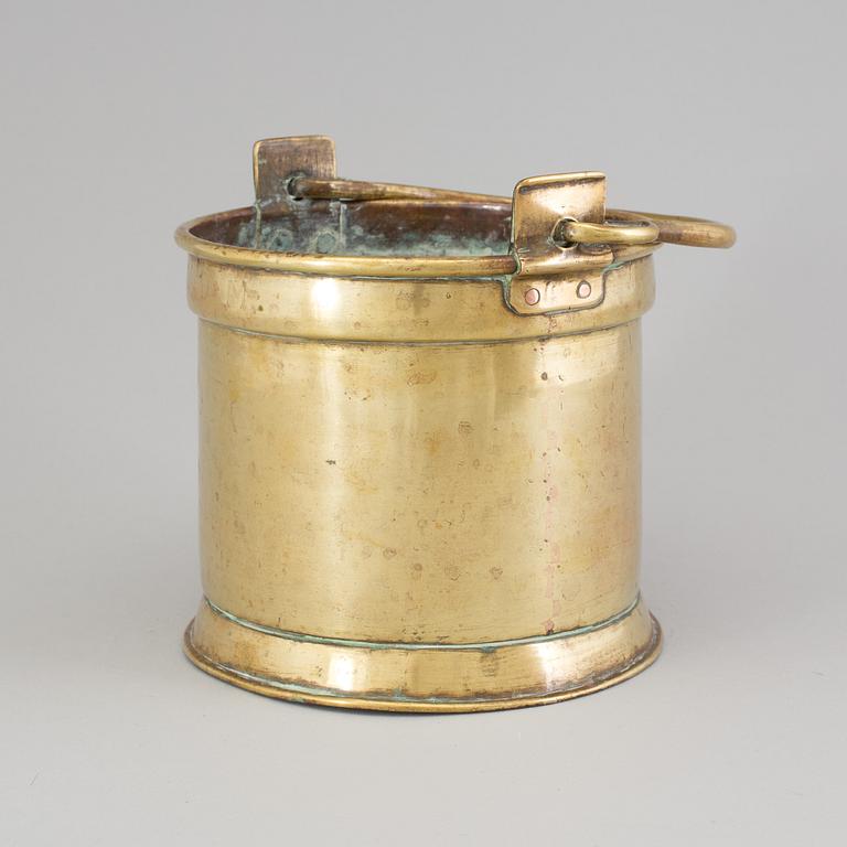 AN 18TH CENTURY BRASS BUCKET.