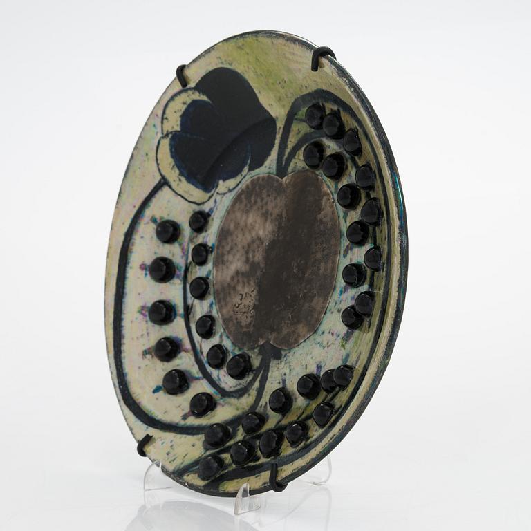 Birger Kaipiainen, a decorative stoneware plate, signed Kaipiainen, Arabia.