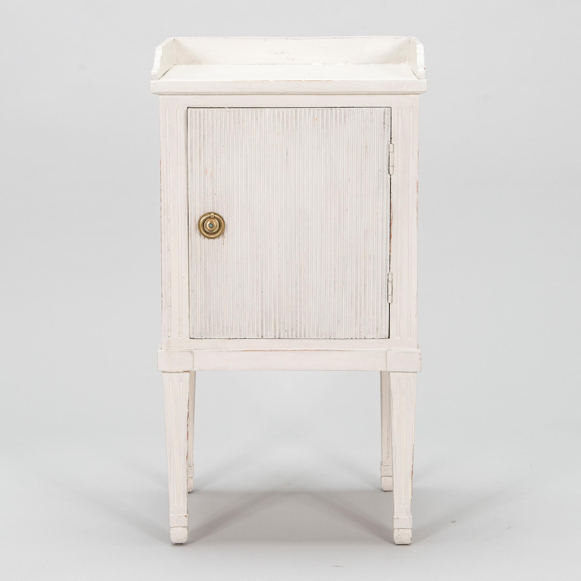 Nattduksbord/sängbord, gustaviansk stil, omkring 1900.